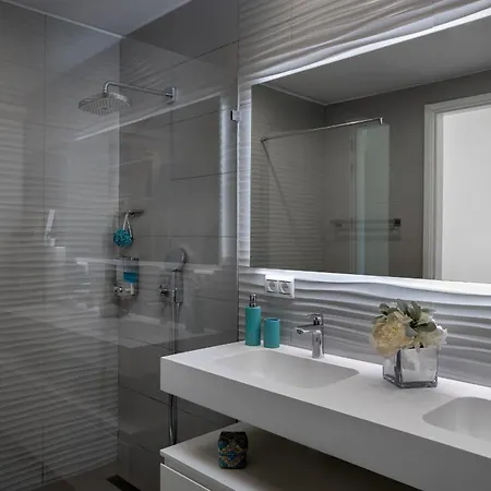 Modern 4br With Pool & Sea Views * מארבלה