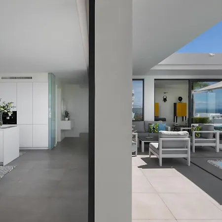 Modern 4br With Pool & Sea Views וילה