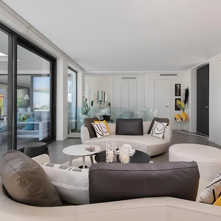 Modern 4br With Pool & Sea Views