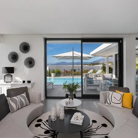 Modern 4br With Pool & Sea Views וילה