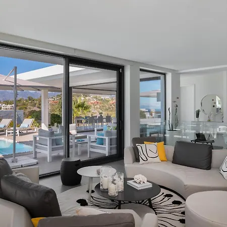 Modern 4br With Pool & Sea Views וילה *