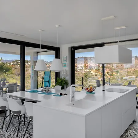 Modern 4br With Pool & Sea Views * מארבלה