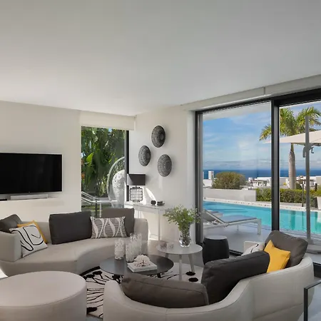Modern 4br With Pool & Sea Views וילה