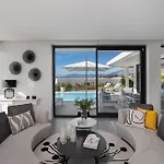 Modern 4br With Pool & Sea Views Willa