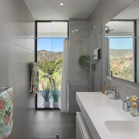 4-Bedroom Modern Villa With Sea View *