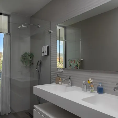 Modern 4br With Pool & Sea Views