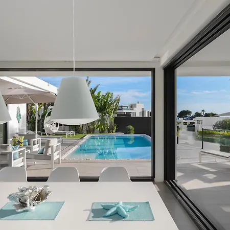 4-Bedroom Modern Villa With Sea View *