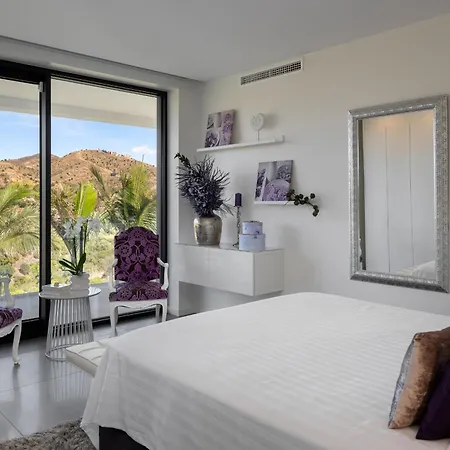 Modern 4br With Pool & Sea Views Vila