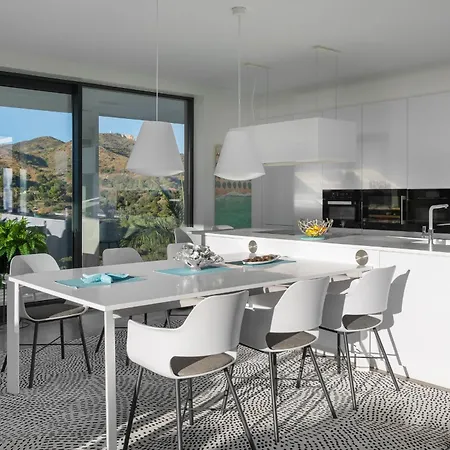 Modern 4br With Pool & Sea Views Vila *