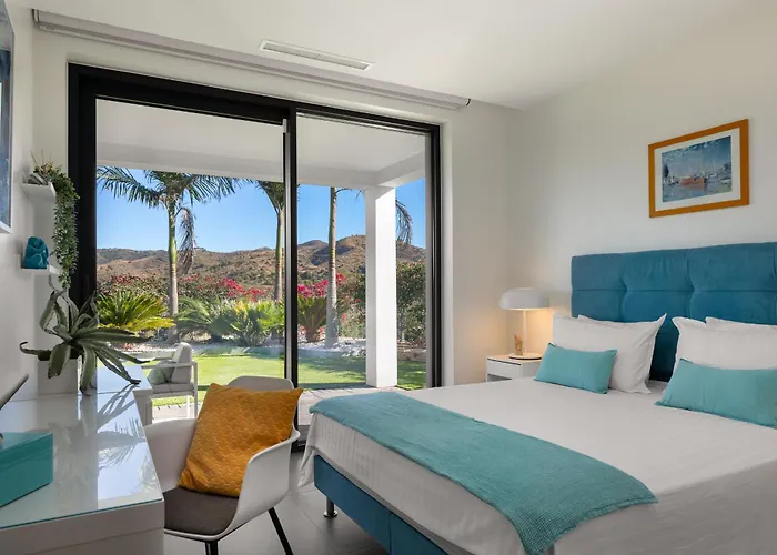 4-bedroom Modern With Sea View 马尔韦利亚