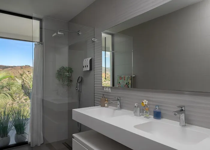 4-bedroom Modern With Sea View